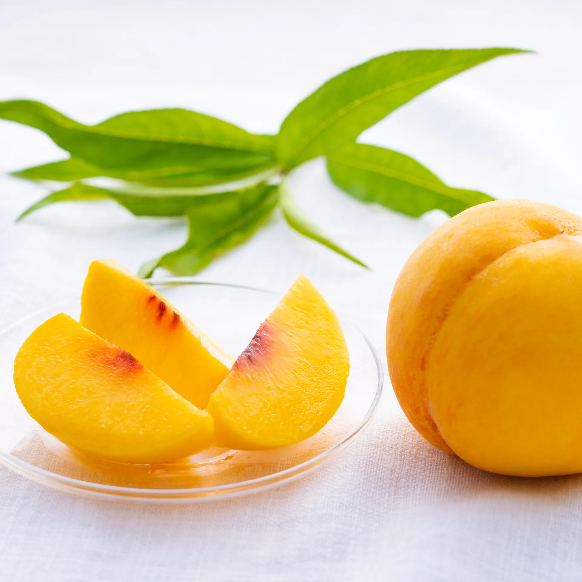 瑞々しい黄金桃の断面