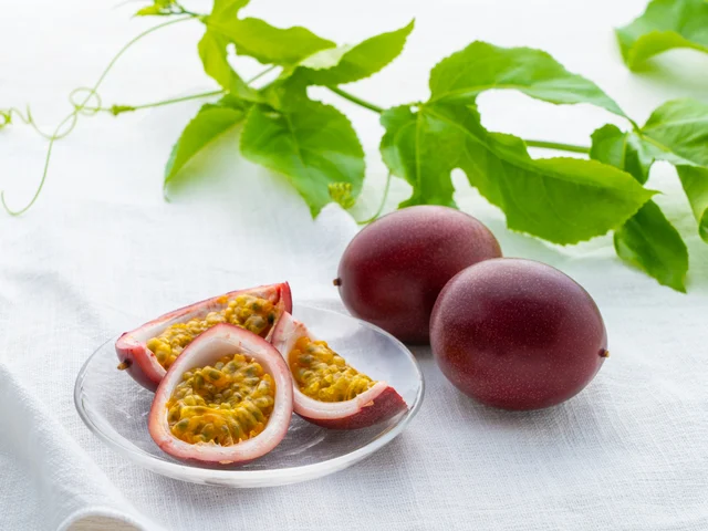 パッションフルーツの房と枝、断面